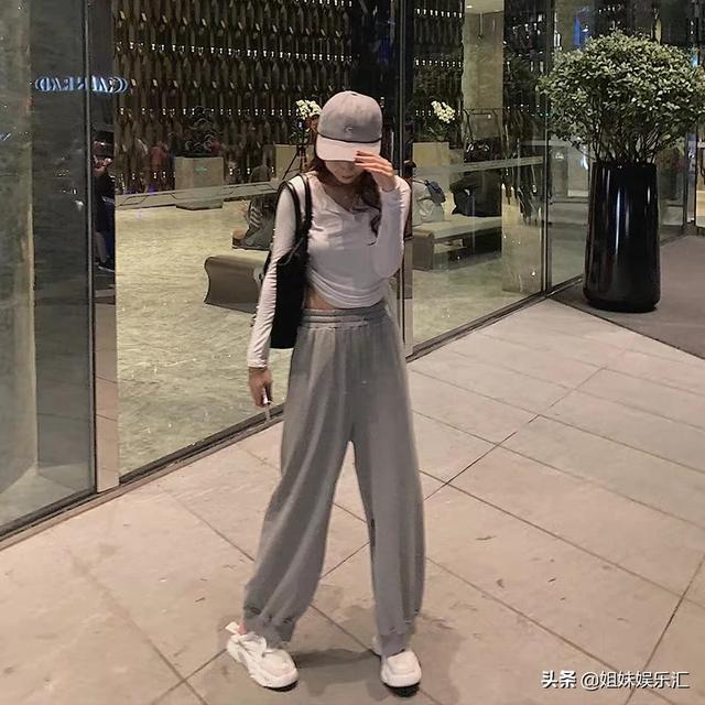女如何搭配灰色运动长裤(图4)