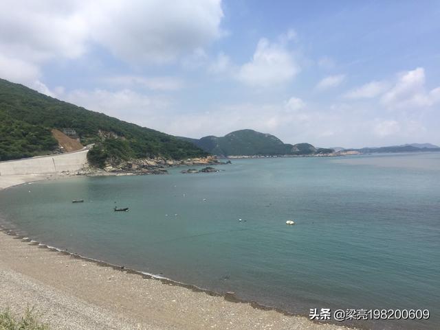 两个女人在风景的海滩(图1)