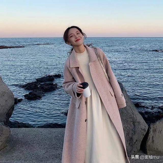 粉色外套如何搭配秋冬女