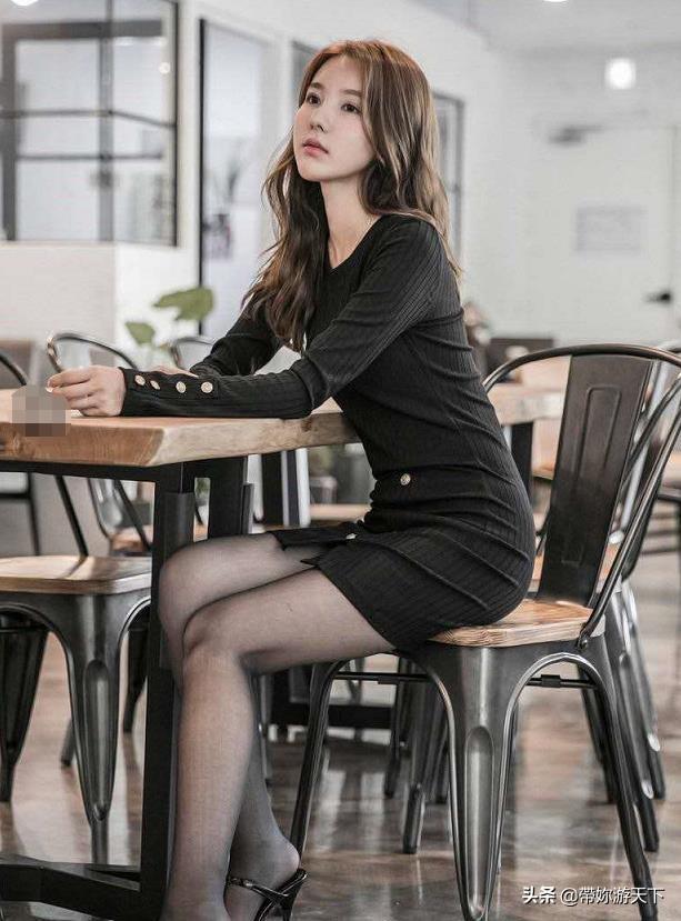 黑色平底凉鞋怎么搭配(图9)