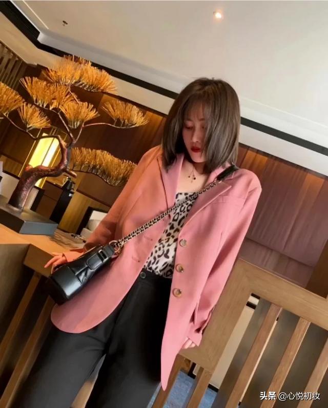 豹纹女外套如何搭配衣服(图2)