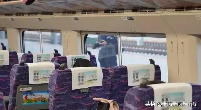 火车上的妹子把卧铺当成自己家了,网友如何评论的?_你在火车上经历过最刺激的故事是什么？