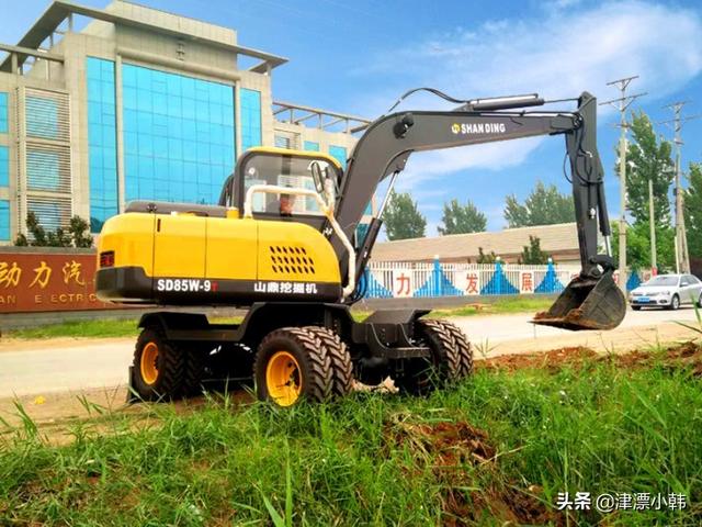 小型挖掘机在海外生活，挖掘机在国外工资怎么样?