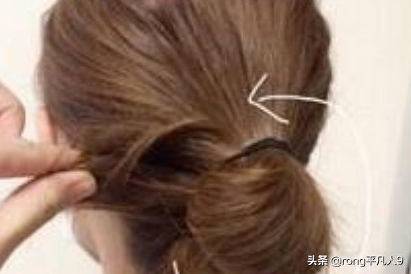 低马尾丸子头怎么扎(图2)