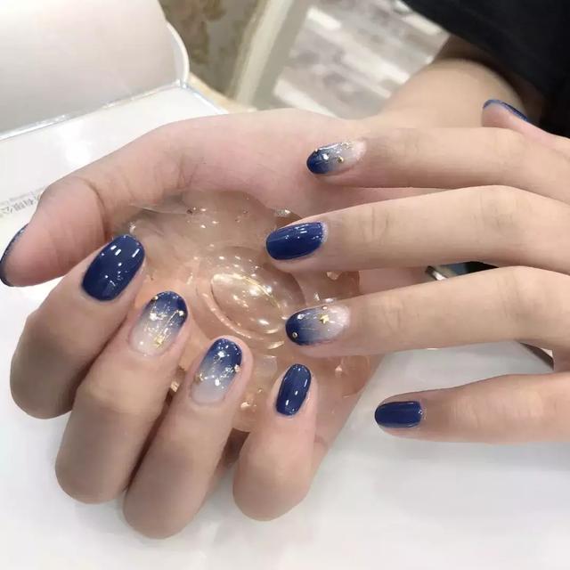 蓝色美甲怎么搭配衣服(图2)