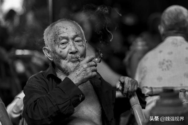 老人寒风中捧菜摆拍，老人寒风中捧菜摆拍图片