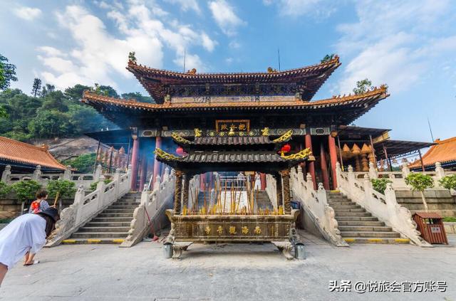 女性穿着泳衣到海边游泳(图2)