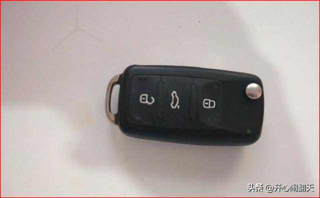 汽车钥匙换电池(汽车遥控钥匙怎么拆？怎么换电池)