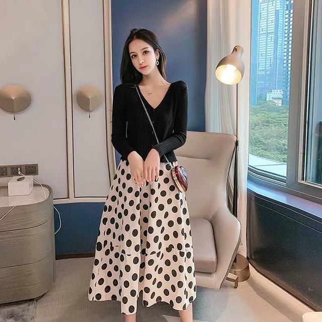 白色大波点衬衣如何搭配(图4)