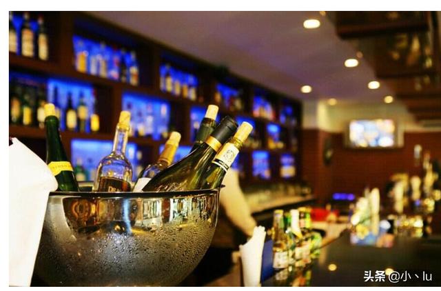 一个人第一次去酒吧，怎么玩?100元内？