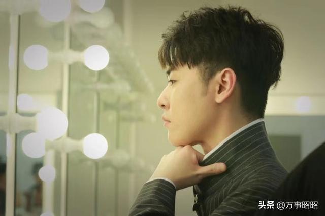 世界上最帅的男人(世界上最高大威猛的男人？)