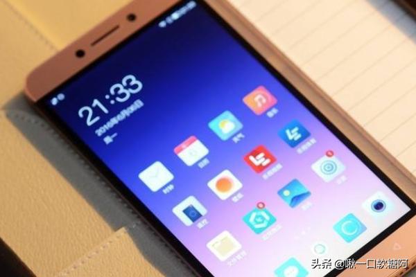 彩色条纹针织衫怎么搭配(图1)