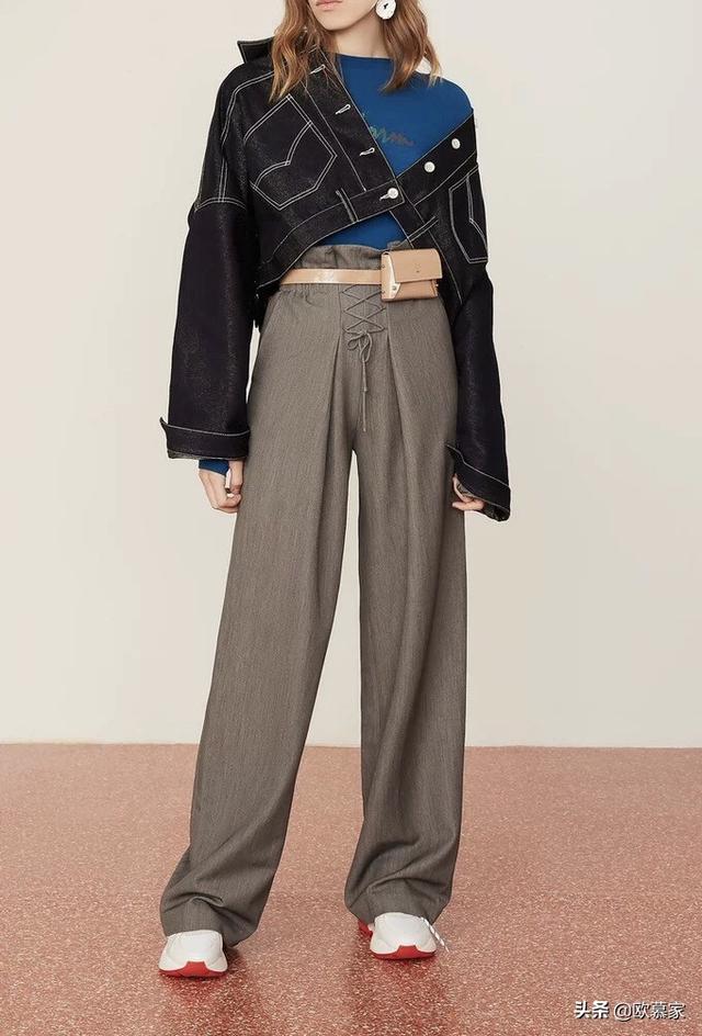 黑色牛仔外套如何搭配女(图7)