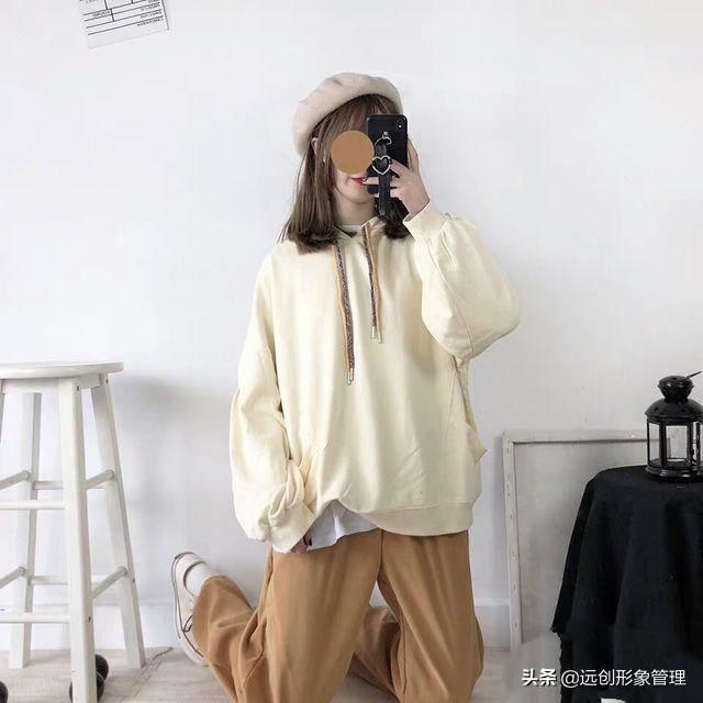 米色卫衣怎么搭配棉服(图6)