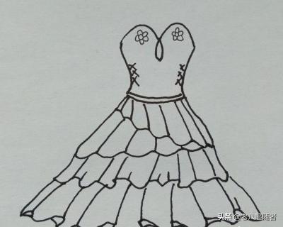 简笔画：如何一步一步画一件漂亮的公主裙？很简单的公主裙怎么画