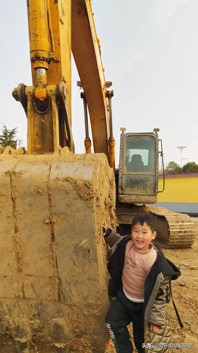 挖掘机挖土视频表演大全集（挖掘机挖土视频表演大全集 视频播放）