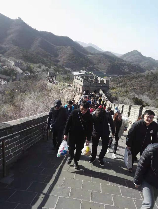 虎跳峡旅游穿搭海边， 虎跳峡值得去吗