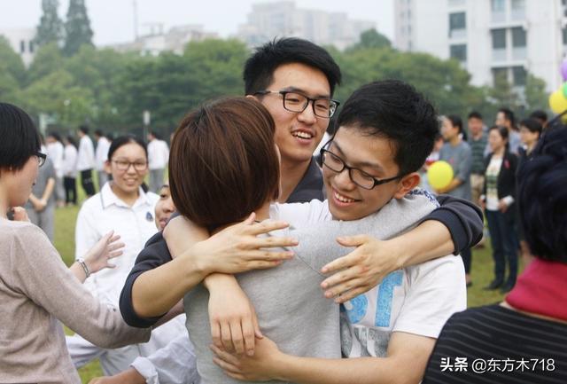 妈妈高兴得怎么样补充句子？：快乐妈妈