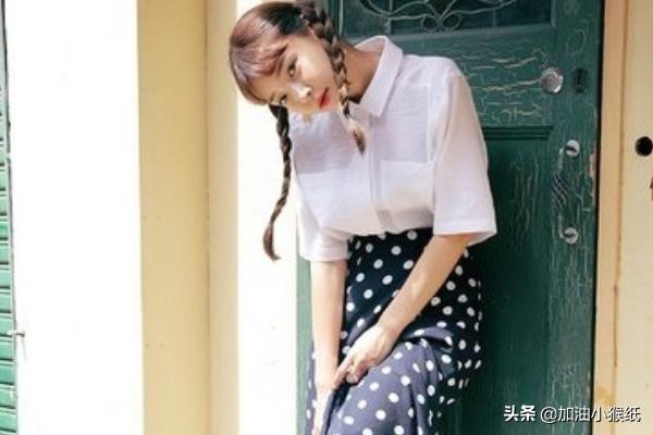 白色长裙复古怎么搭配(图3)