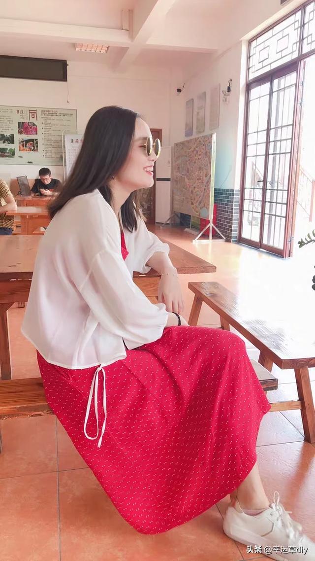 红色的吊带裙怎么搭配(图8)