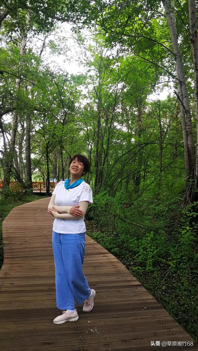 拍照好看的中年女性照片(图56)