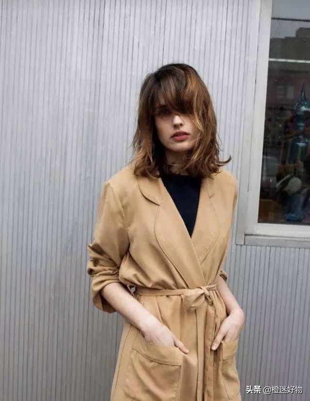 短袖风衣外套如何搭配好看(图4)