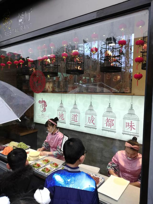 去成都旅游，请问哪些景点必去，住哪里比较方便