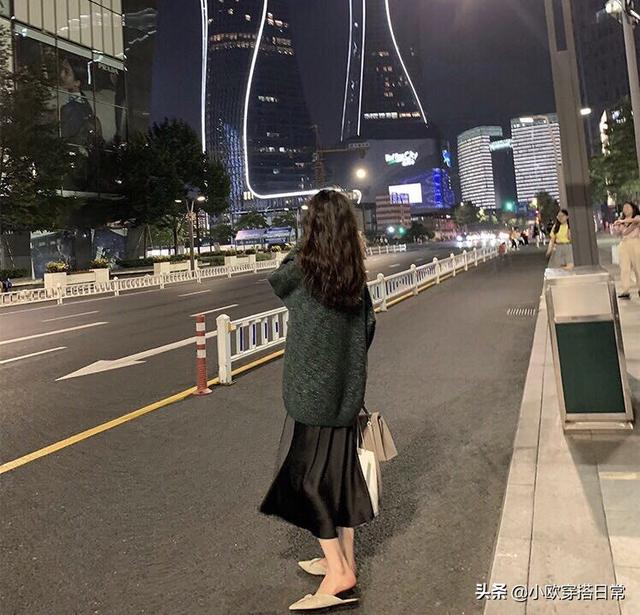 黑色紧身吊带如何搭配衣服(图15)