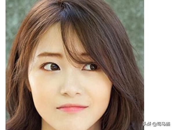 大卷中短发如何搭配衣服(图5)