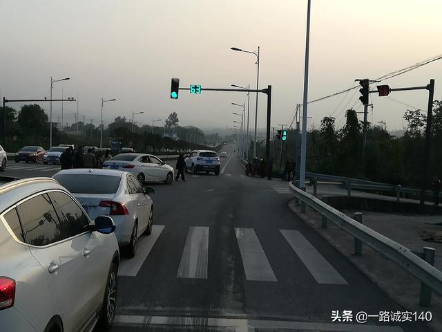送外卖途中跳桥救人，送外卖途中跳桥救人视频