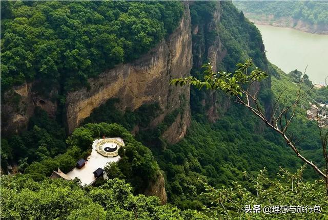 新疆和甘肃哪里更适合居住？