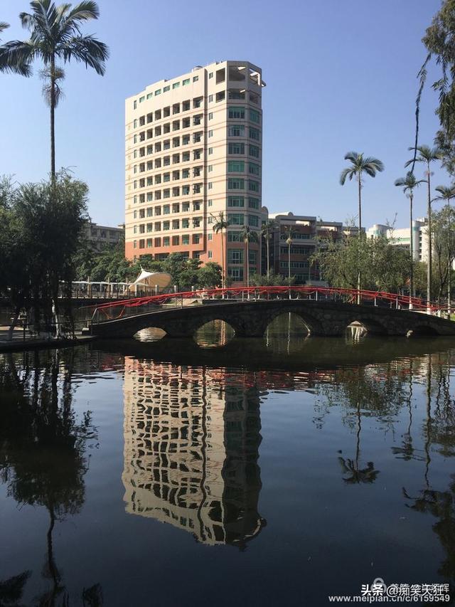 8000万大学校门