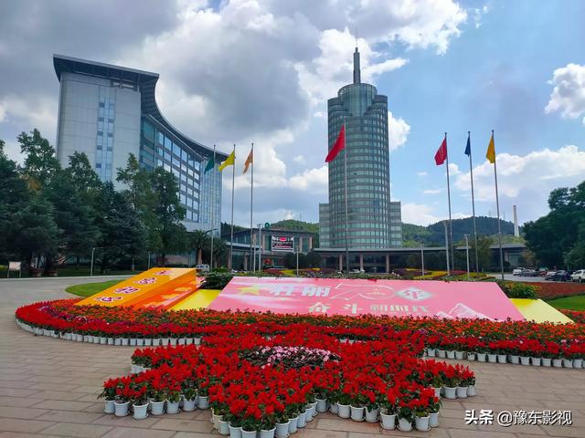 去云南旅游，到当地抱团比较好还是跟团直接去好