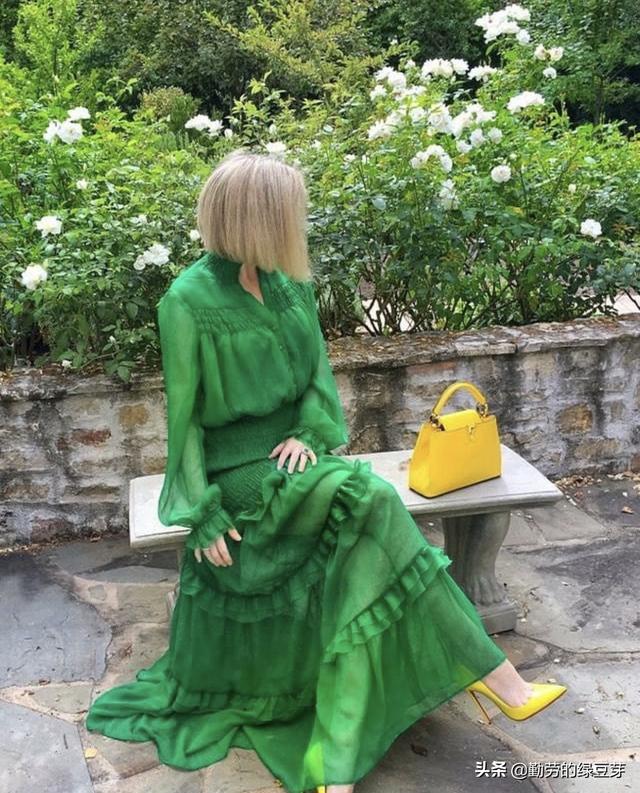军绿色的连衣裙适合搭配什么颜色的包包呢？军绿色套裙配什么颜包包好看？红色可以吗？
