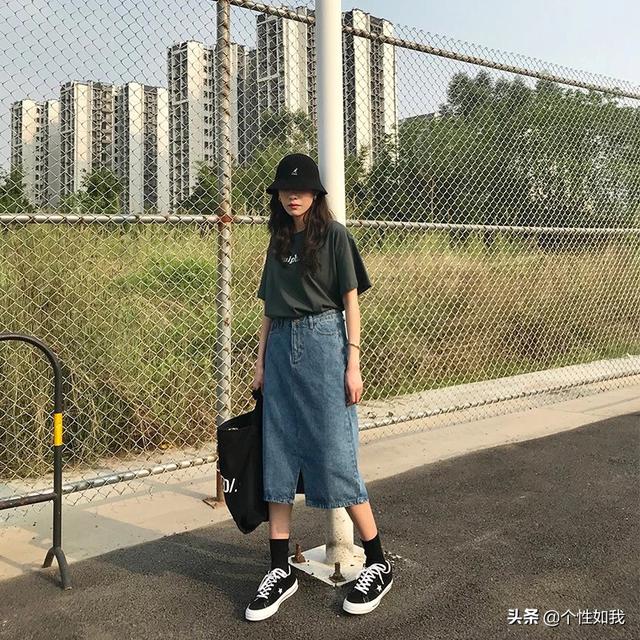 牛仔长裙如何搭配衣服女(图4)