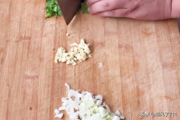 广东焖鸡的做法大全（广东水鱼焖鸡正宗做法？）