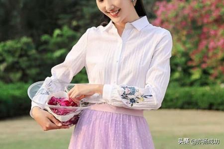 紫色碎花衣如何搭配裤子(图6)