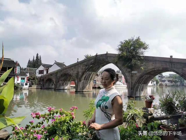 旅游亮色衣服穿搭， 旅游亮色衣服穿搭图片