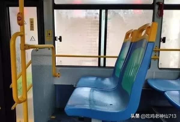 [公交站椅子半个屁股]为什么公交车的椅子有个洞？