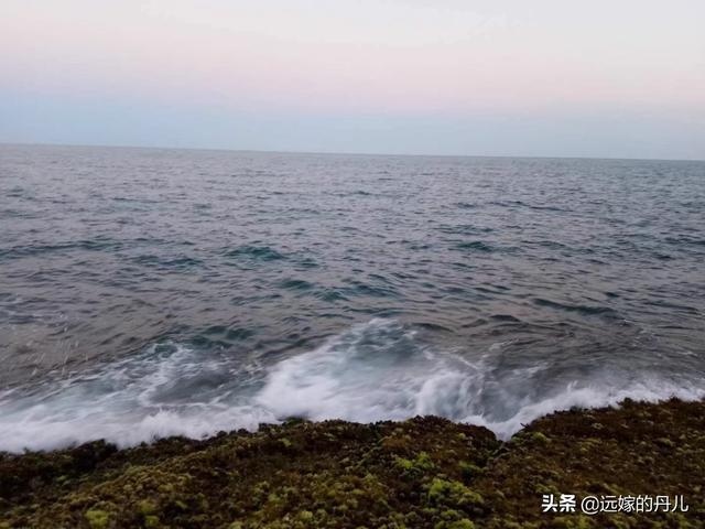 虎跳峡旅游穿搭海边， 虎跳峡值得去吗