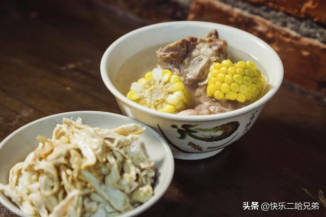 玉米排骨汤做法贵州小吃（红花可以和玉米炖排骨汤吗红花排骨汤的做法？）