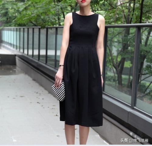 绿白点短袖如何搭配衣服