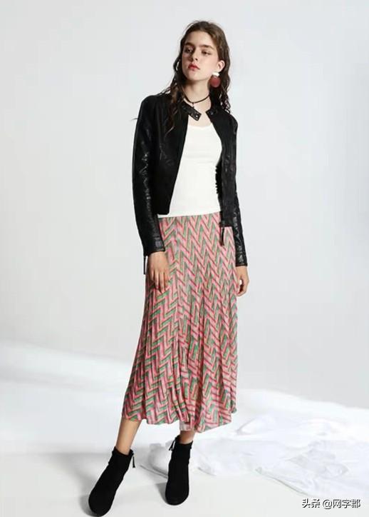 黑色小裙子如何搭配短款(图7)