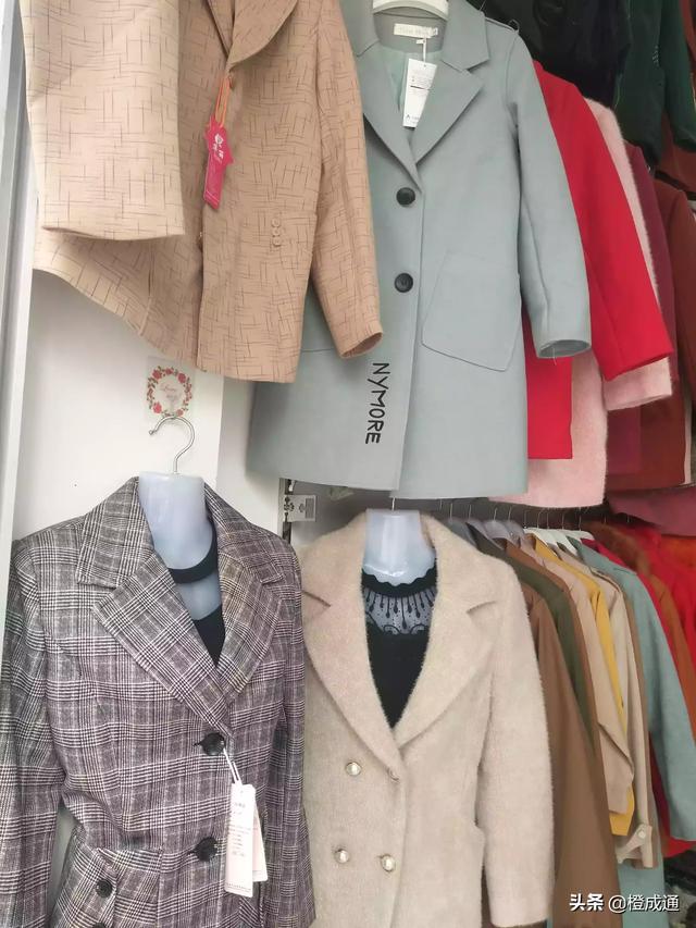 商店的衣服要两三百，为什么网购只要七八十。做工布料是一样的吗？：老人网购花200万