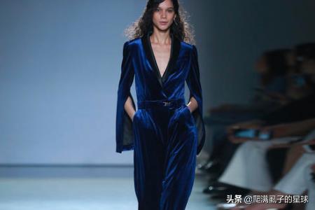 藏蓝色休闲套装如何搭配