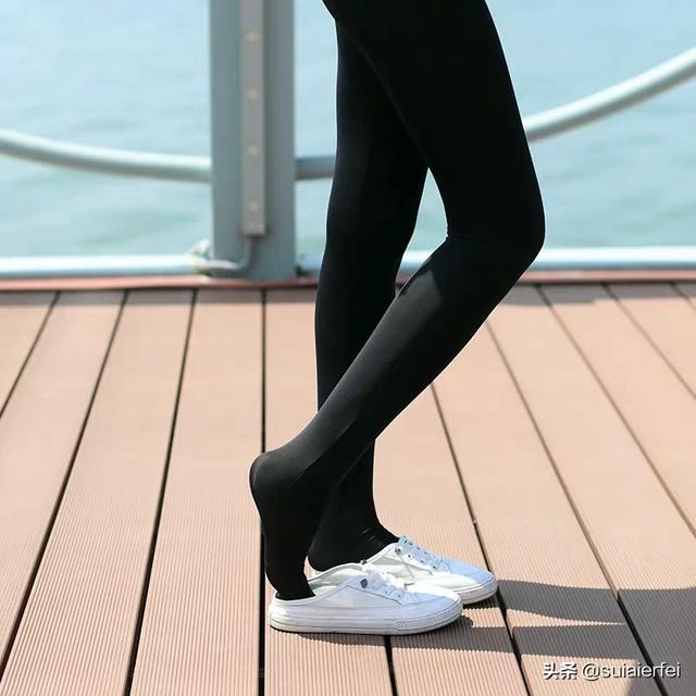 黑色吊带毛衣裙如何搭配