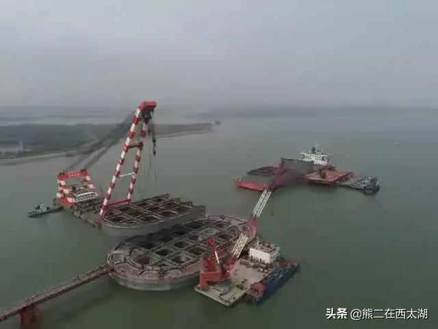 新建的大桥横跨长江，真是天造地设的美景，这句话语病？