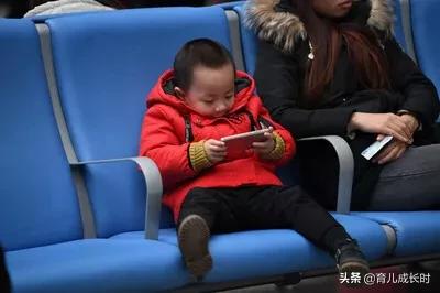 沉迷手机致死的案例_家长在孩子身边玩手机，对孩子有什么影响？