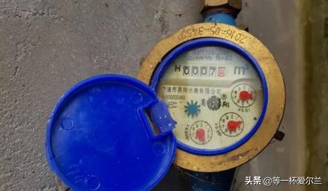 1人一个月用几吨水（1人一个月用几吨水正常）