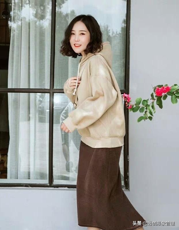米色卫衣怎么搭配棉服(图3)